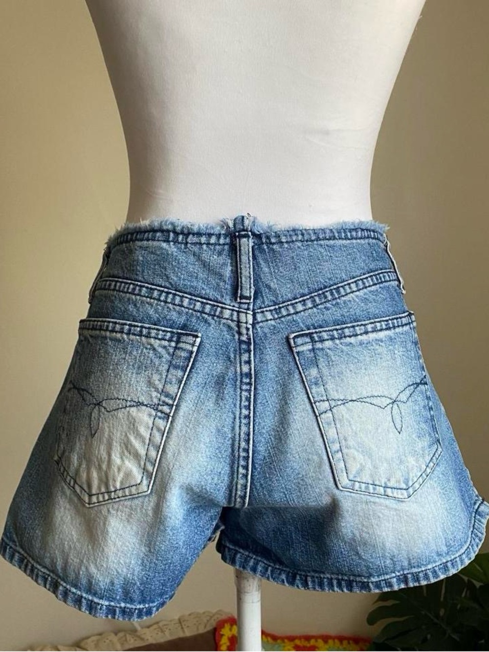 Vintage 90s Y2K frayed denim shorts - Picture 7 of 8
